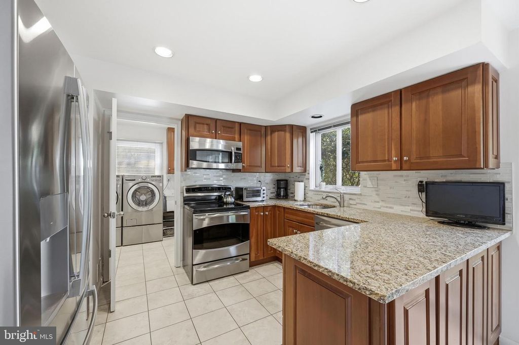 Image 21 of property listing at 10 WANDERING TRAIL, Potomac, MD 20854