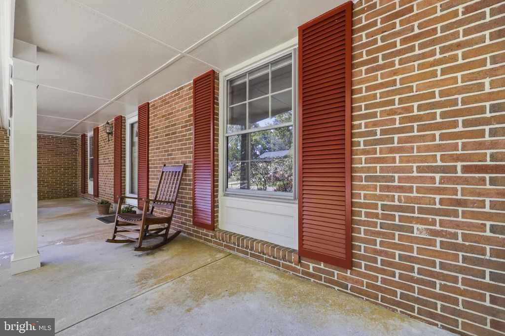 Image 4 of property listing at 10 WANDERING TRAIL, Potomac, MD 20854