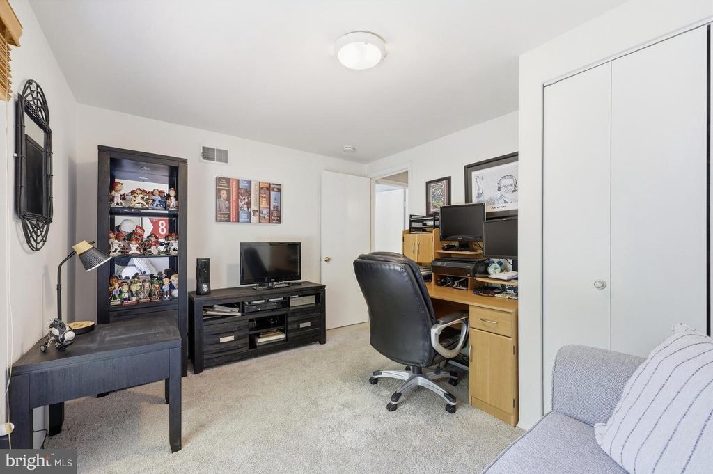 Image 41 of property listing at 10 WANDERING TRAIL, Potomac, MD 20854