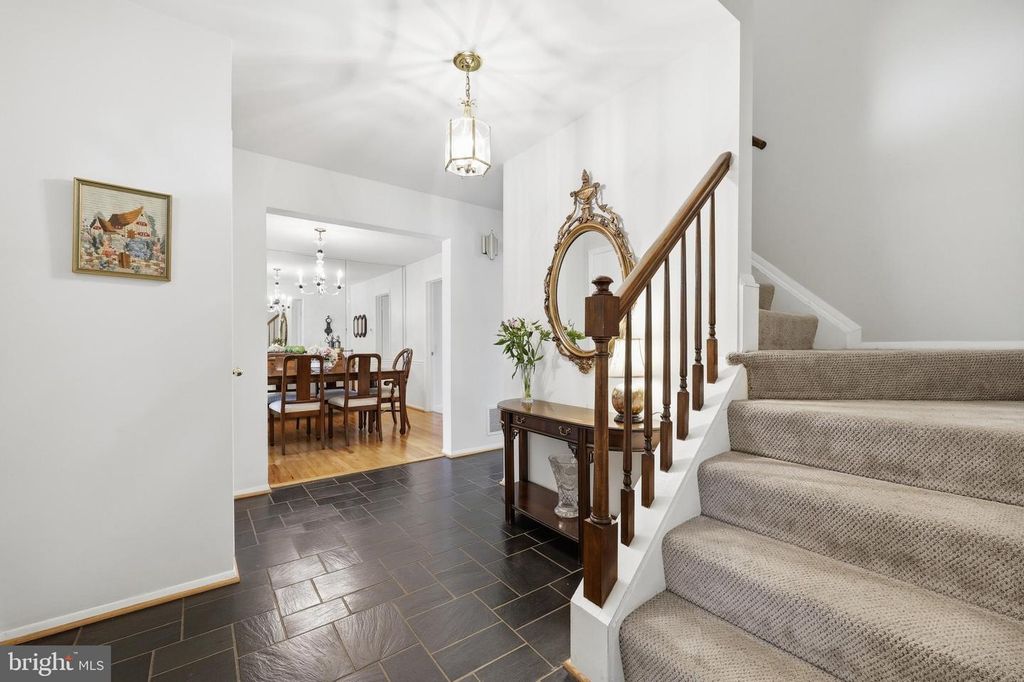 Image 5 of property listing at 10 WANDERING TRAIL, Potomac, MD 20854