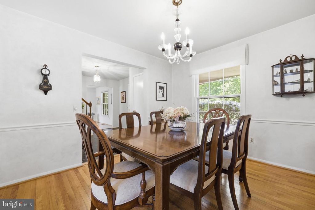 Image 7 of property listing at 10 WANDERING TRAIL, Potomac, MD 20854