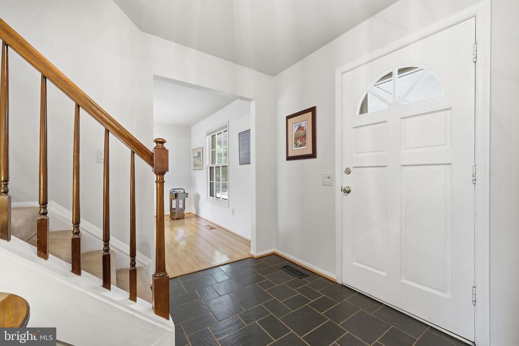 Image 8 of property listing at 10 WANDERING TRAIL, Potomac, MD 20854