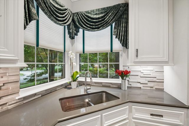 15 Golf Links Court, Kingwood, TX 77339
