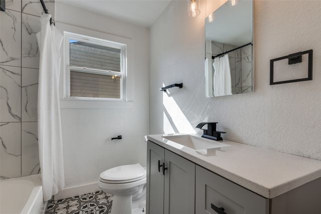 927 S Franklin Street, Dallas, TX 75211