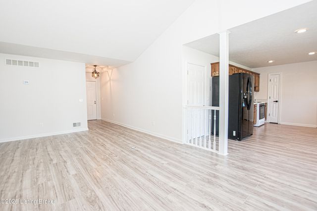 360 Shadowlawn Dr, Louisville, KY 40229