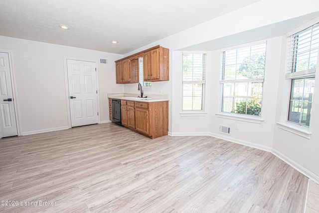 360 Shadowlawn Dr, Louisville, KY 40229