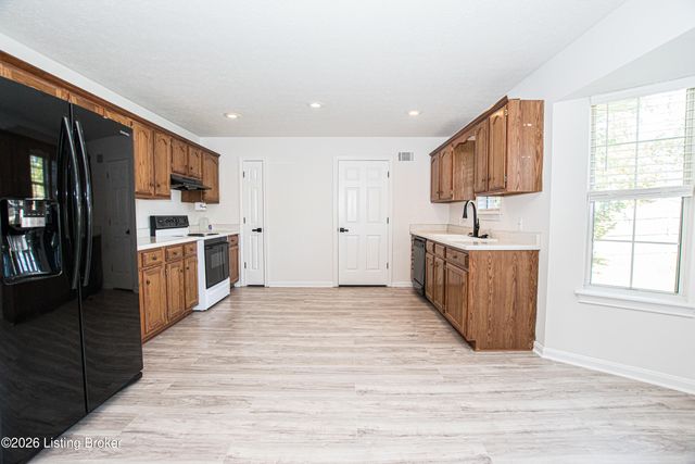 360 Shadowlawn Dr, Louisville, KY 40229