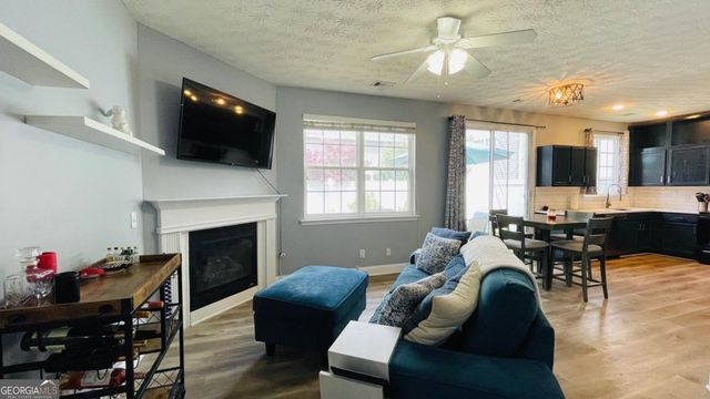 559 W Oaks Drive, Woodstock, GA 30188