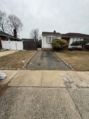 346 Holmes Street, Levittown, NY 11756