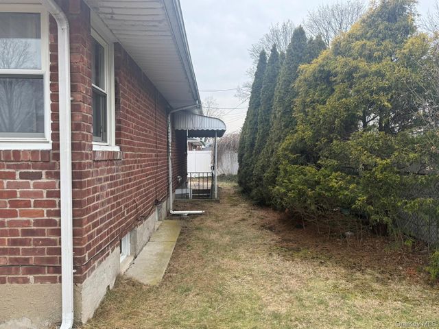 346 Holmes Street, Levittown, NY 11756