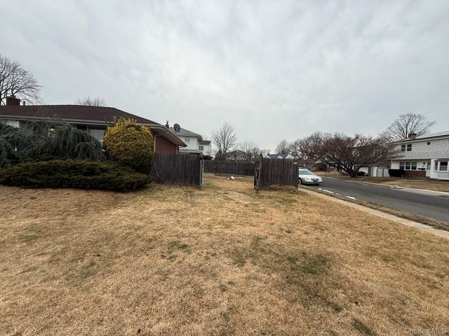 346 Holmes Street, Levittown, NY 11756