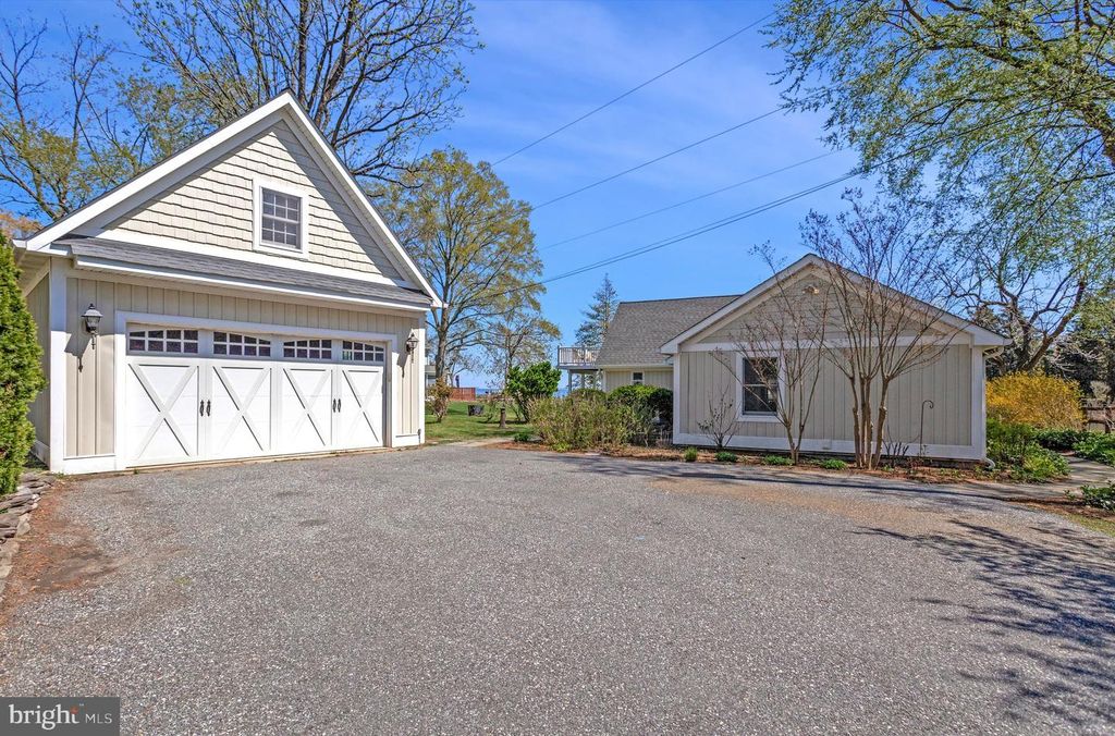 Image 4 of property listing at 1268 HAYES RD, Shady Side, MD 20764