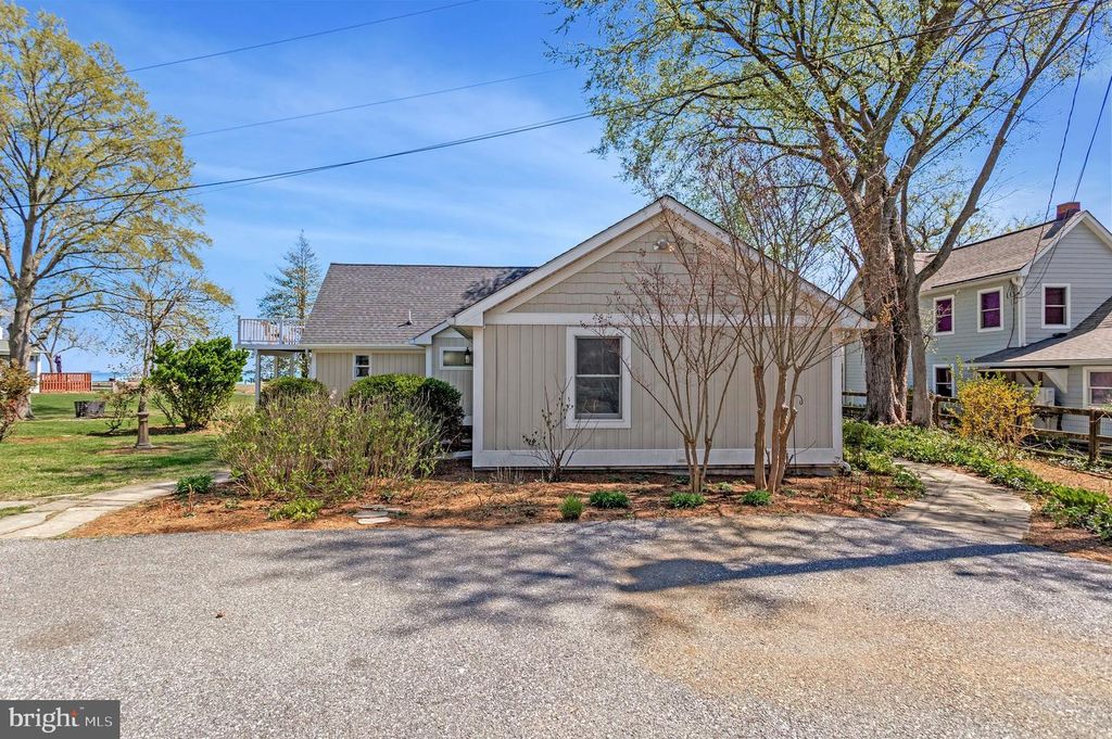 Image 5 of property listing at 1268 HAYES RD, Shady Side, MD 20764