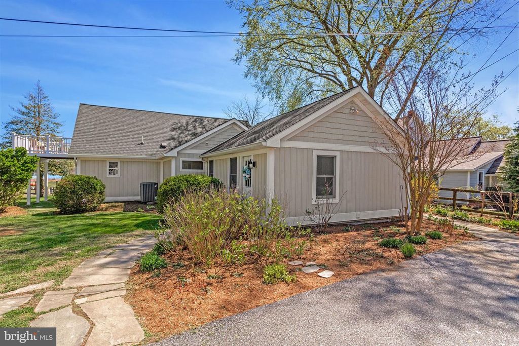 Image 6 of property listing at 1268 HAYES RD, Shady Side, MD 20764