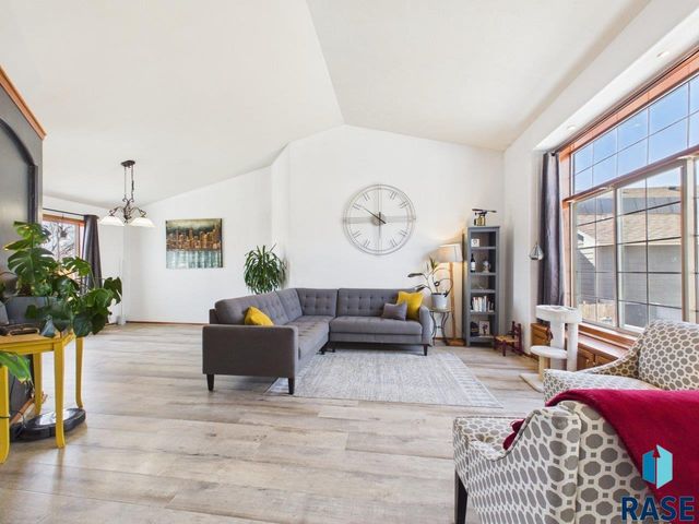 408 N Dewberry Ave Avenue, Sioux Falls, SD 57110