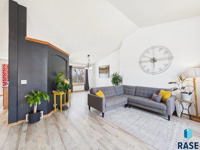 408 N Dewberry Ave Avenue, Sioux Falls, SD 57110