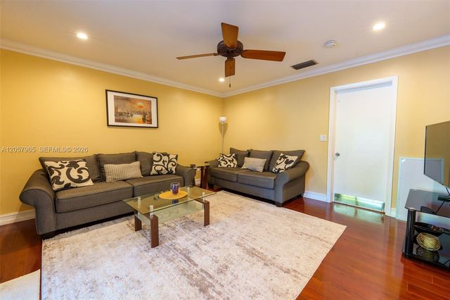 740 Ridgewood Ln, Plantation, FL 33317