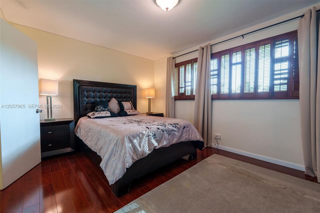 740 Ridgewood Ln, Plantation, FL 33317