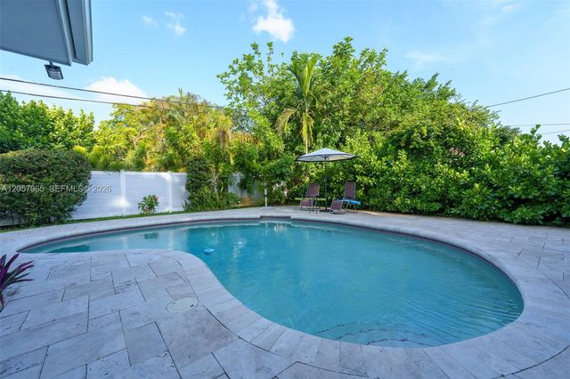 740 Ridgewood Ln, Plantation, FL 33317