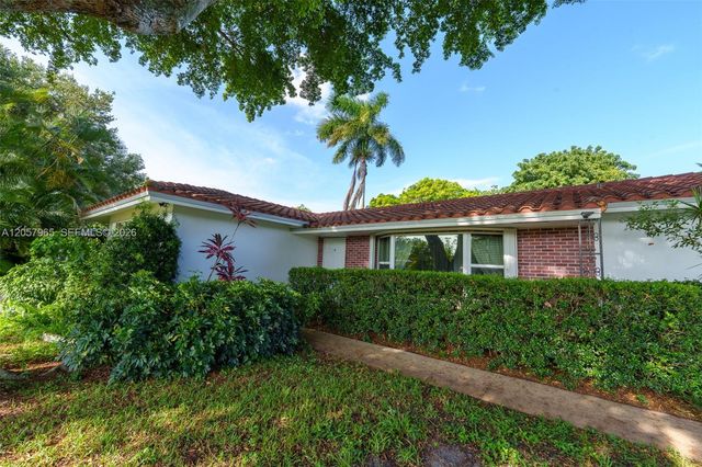 740 Ridgewood Ln, Plantation, FL 33317