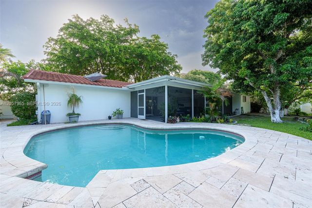 740 Ridgewood Ln, Plantation, FL 33317