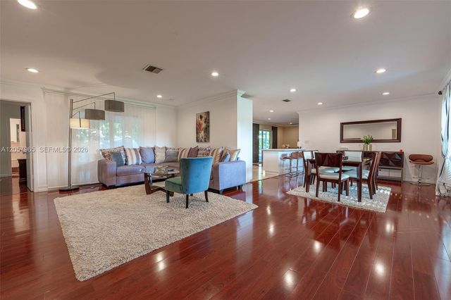 740 Ridgewood Ln, Plantation, FL 33317