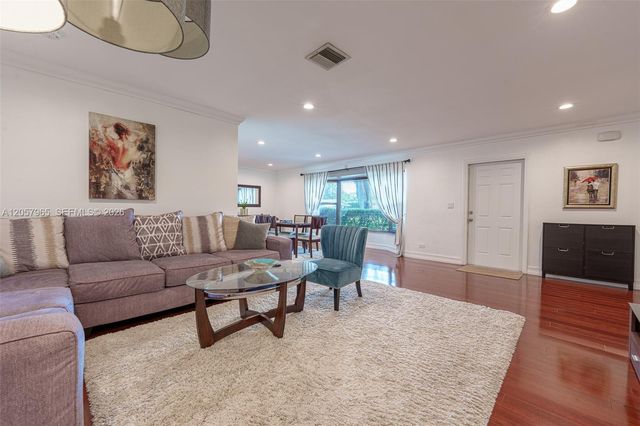 740 Ridgewood Ln, Plantation, FL 33317