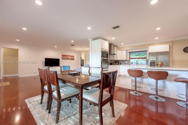 740 Ridgewood Ln, Plantation, FL 33317