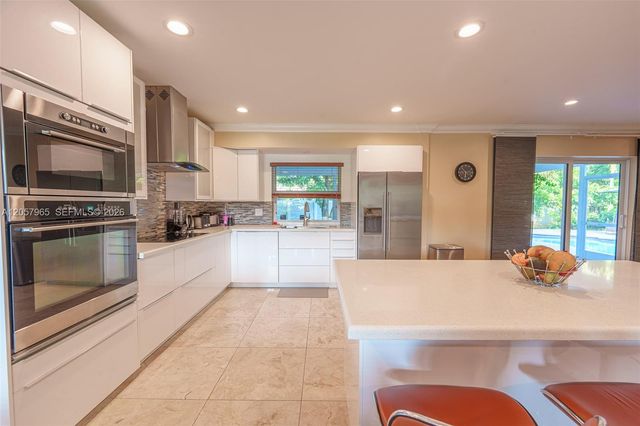 740 Ridgewood Ln, Plantation, FL 33317