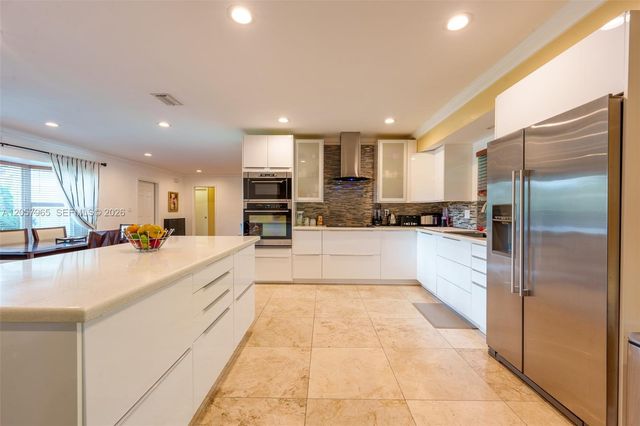 740 Ridgewood Ln, Plantation, FL 33317
