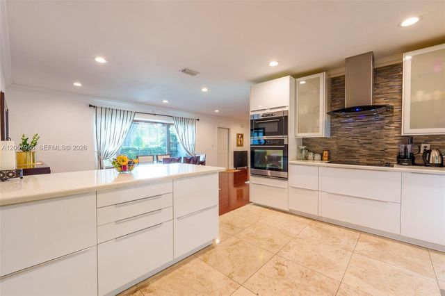740 Ridgewood Ln, Plantation, FL 33317