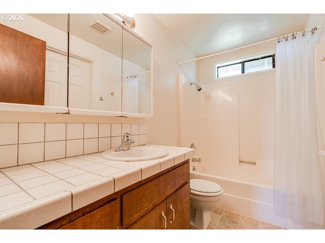 730 ARCADIA Dr, Eugene, OR 97401