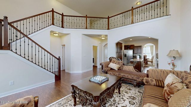 17038 Green Crest Ln, Louisville, KY 40245