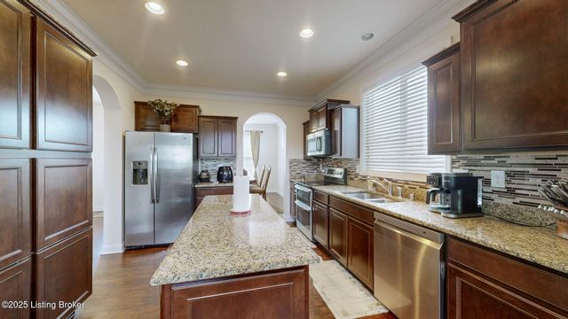 17038 Green Crest Ln, Louisville, KY 40245