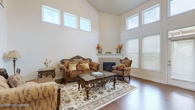 17038 Green Crest Ln, Louisville, KY 40245