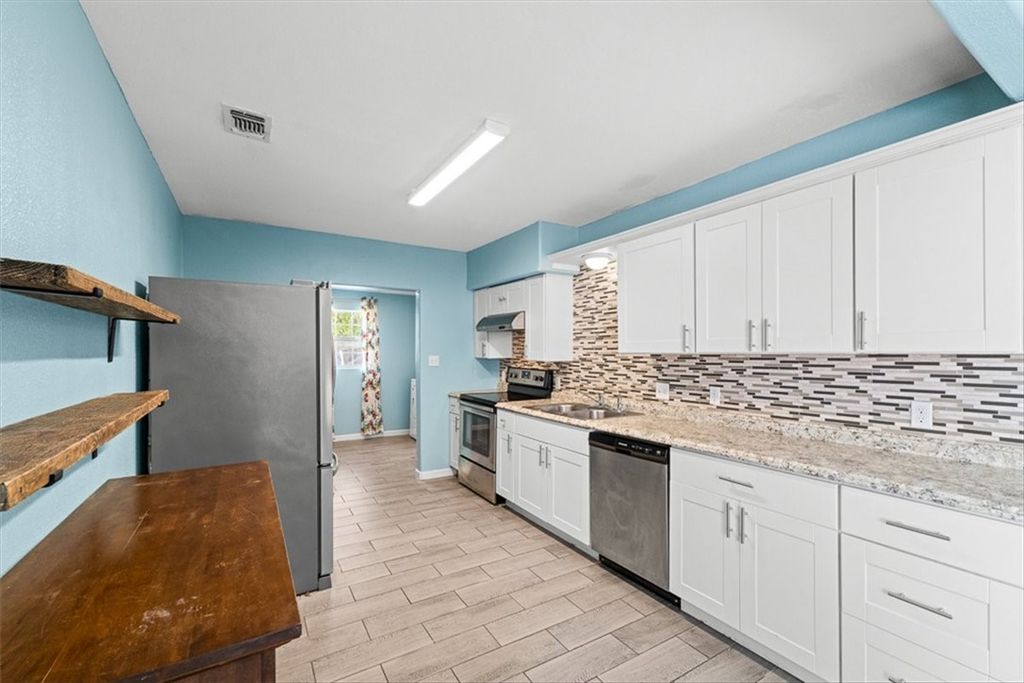 945 Purdue, Corpus Christi, TX 78418 — photo 4
