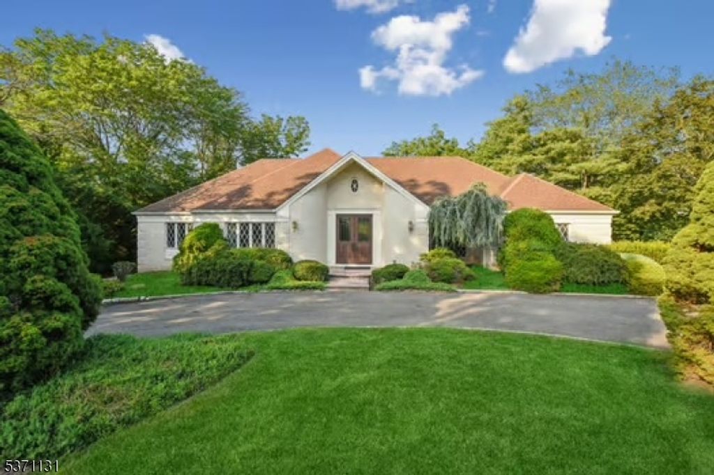 14 Post Ln, Livingston Twp., NJ 07039