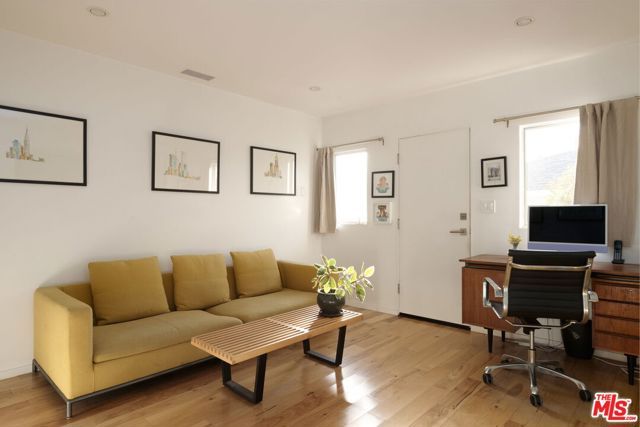 5667 Aladdin Street, Los Angeles, CA 90008