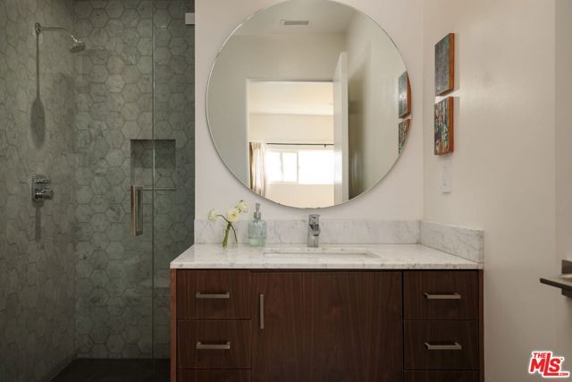 5667 Aladdin Street, Los Angeles, CA 90008