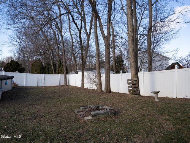 12 Gaslight Drive, Colonie, NY 12205