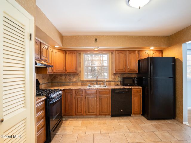 12 Gaslight Drive, Colonie, NY 12205