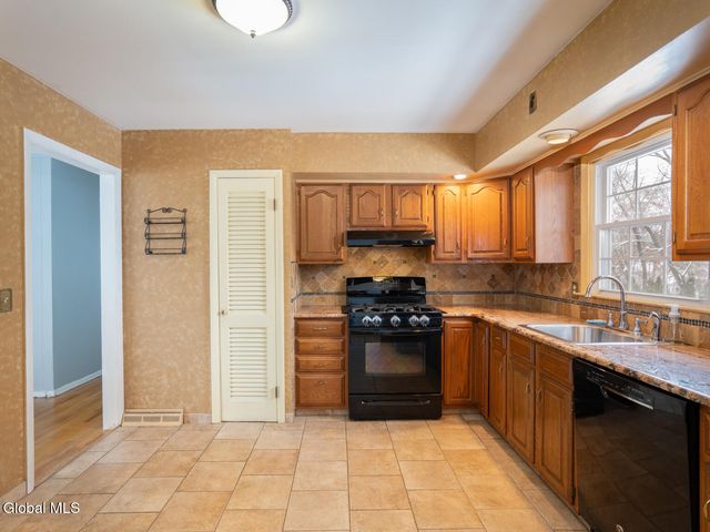 12 Gaslight Drive, Colonie, NY 12205