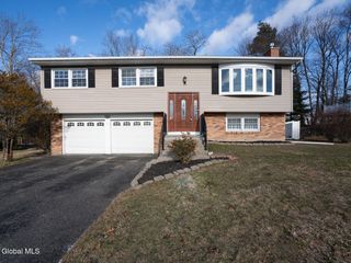 12 Gaslight Drive, Colonie, NY 12205