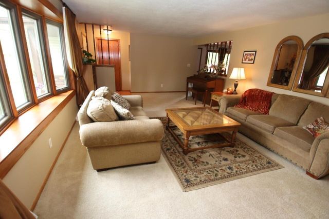 2104 Camelot BOULEVARD, Sheboygan, WI 53081