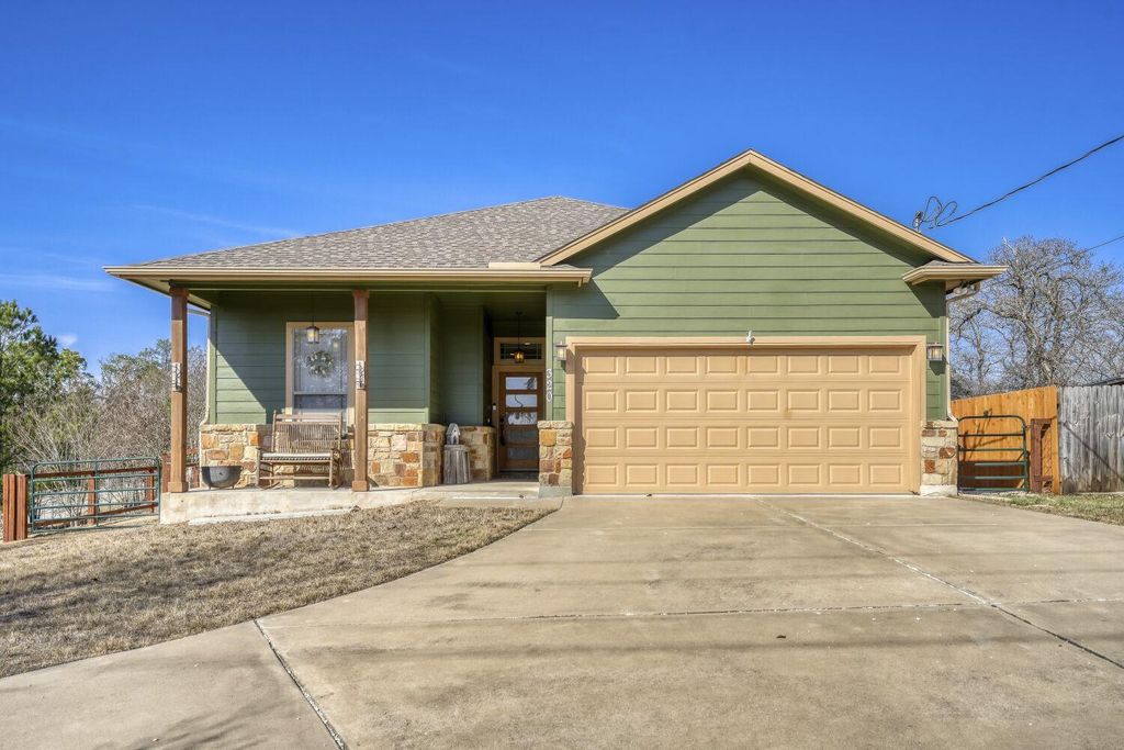 320 Kaanapali LN, Bastrop, TX 78602
