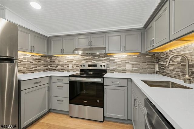 20 Kingsland Ave, Stanhope Boro, NJ 07874