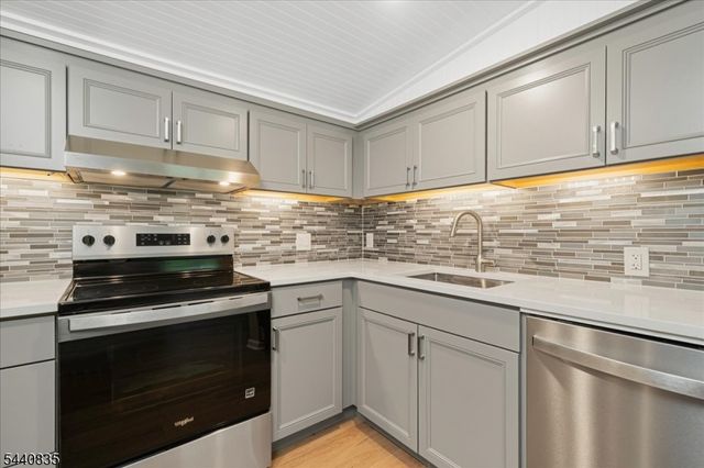 20 Kingsland Ave, Stanhope Boro, NJ 07874