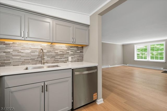 20 Kingsland Ave, Stanhope Boro, NJ 07874