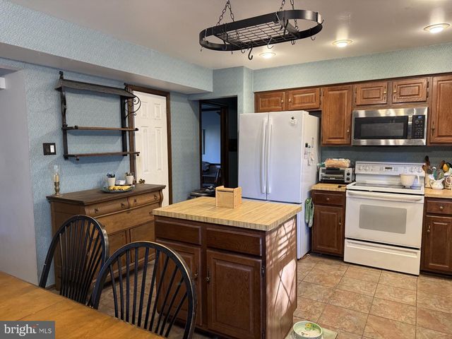 905 HAMILTON DR, Yardley, PA 19067