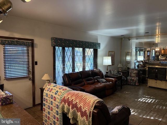 905 HAMILTON DR, Yardley, PA 19067